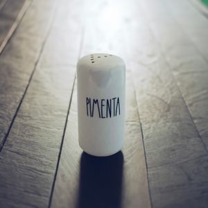 Pimenteiro Script 8cm Branco - Porcelana e Cia
