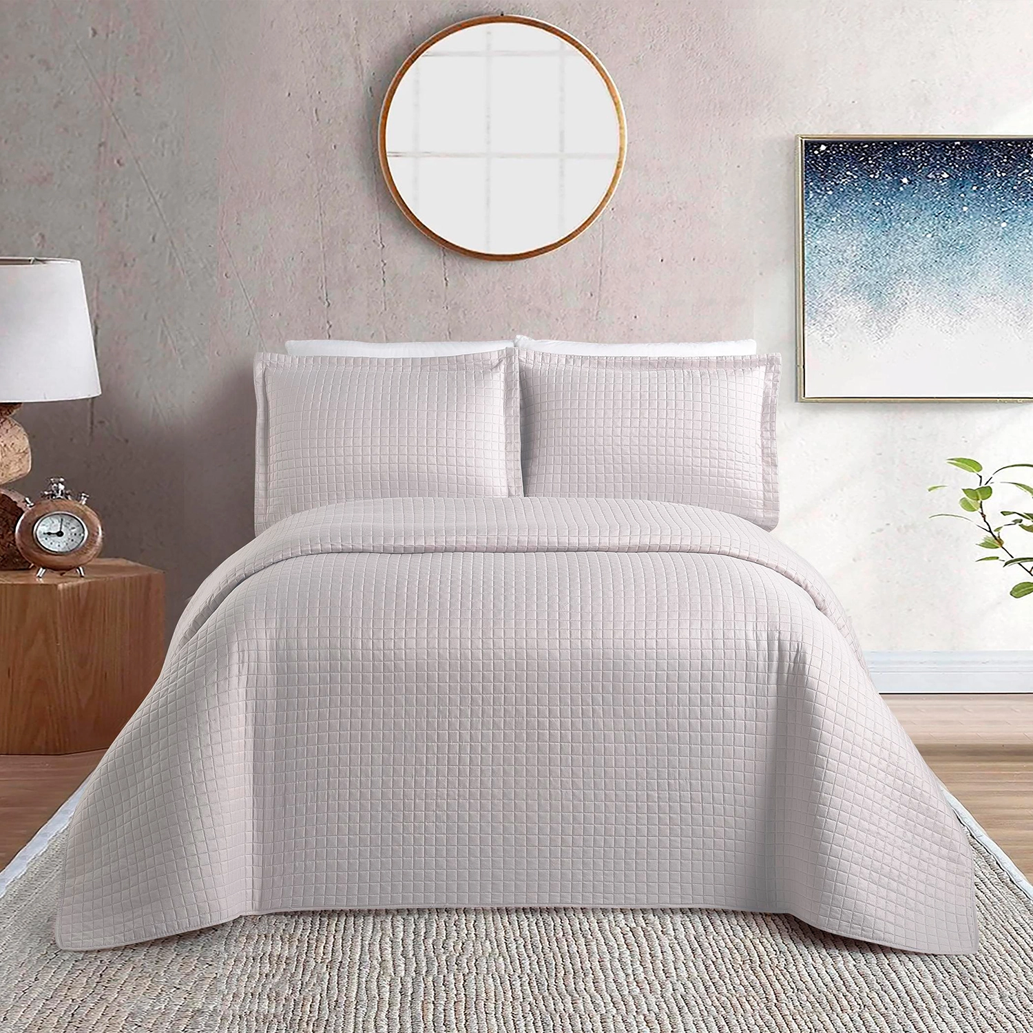 Colcha matelassê bege com textura geométrica sobre cama de casal em quarto moderno com decoração neutra.