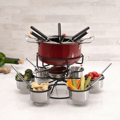 Conjunto de fondue vermelho com suporte, garfos e recipientes individuais para diferentes acompanhamentos.