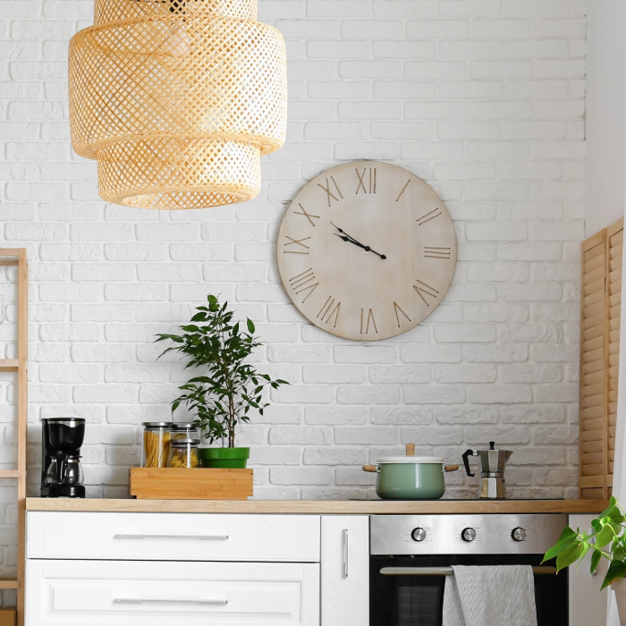 Relógio de parede com números romanos em cozinha com decoração escandinava e parede de tijolos brancos