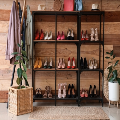 Sapateira ampla com vários compartimentos organizando sapatos de diferentes modelos e cores, ideal para otimizar o espaço e manter os calçados sempre acessíveis.