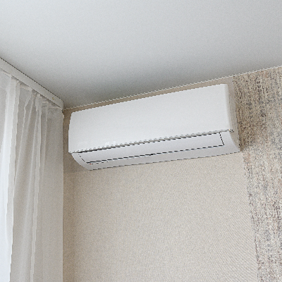 Ar-condicionado Split branco instalado na parede de ambiente residencial próximo à janela.