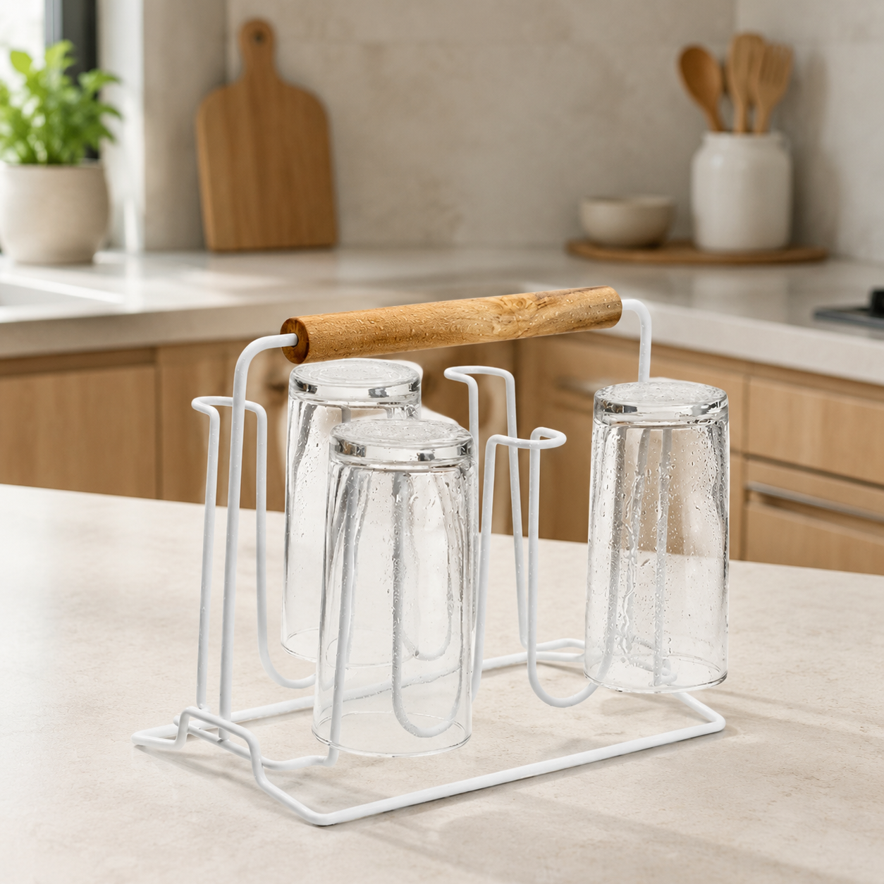Suporte branco para quatro copos com alça de madeira sobre bancada de cozinha moderna.
