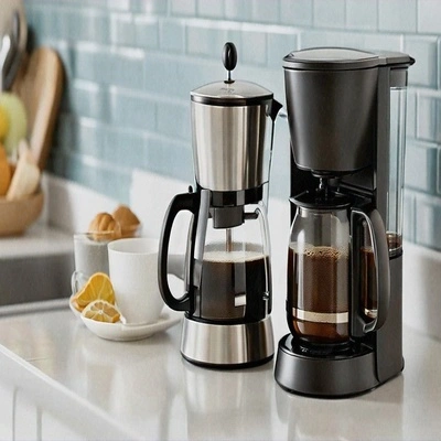 Cafeteira filtro elétrica ao lado de uma cafeteira italiana sobre a bancada da cozinha, ideal para preparar café fresco no dia a dia.