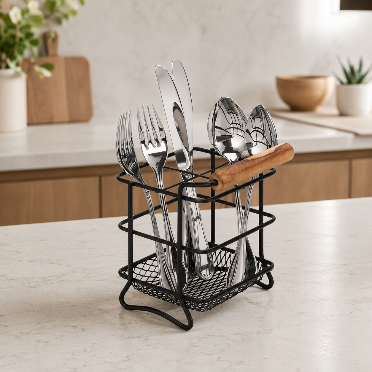 Suporte preto para talheres com alça de madeira e talheres de inox em cozinha moderna.