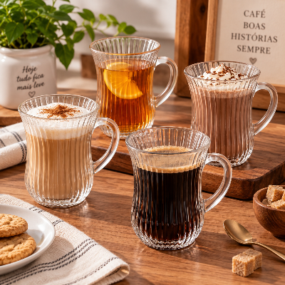 Conjunto de canecas de vidro canelado com café, cappuccino, chocolate quente e chá, disposto sobre mesa de madeira.