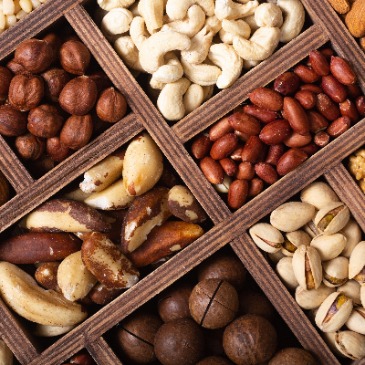 Nuts variadas organizadas em compartimentos, com castanhas, amêndoas, pistaches, avelãs e castanha-do-pará.