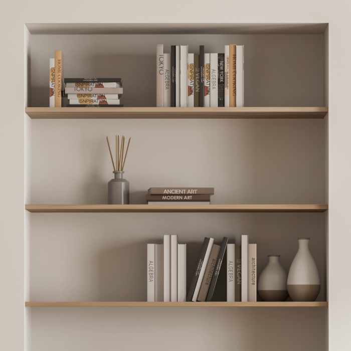 Estante minimalista embutida na parede com prateleiras de madeira, decorada com livros organizados vertical e horizontalmente, vasos de cerâmica e um difusor de aromas.